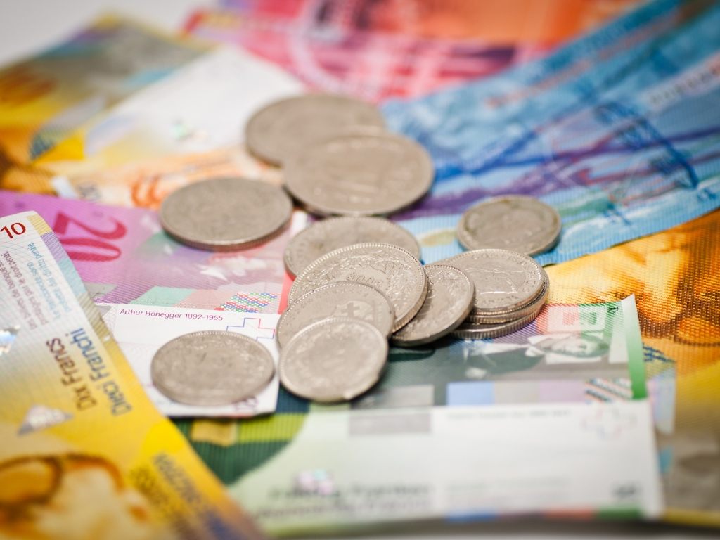 Der Euro fiel am Montagmorgen erstmals unter die Marke von 90 Rappen und erreichte damit ein Rekordtief gegenüber dem Franken.