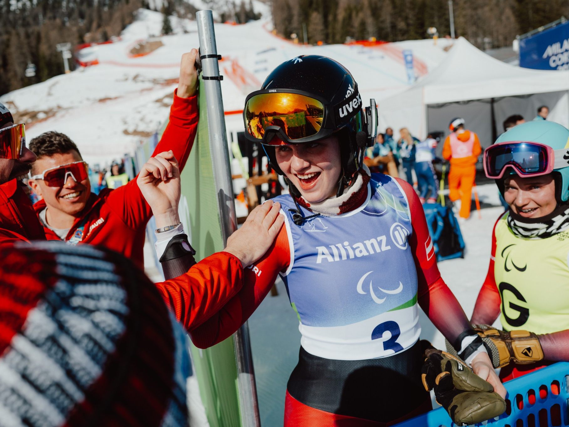 Veronika Aigner und ihre Guide Lilly Sammer jubeln nach dem Sieg in der Abfahrt der sehbehinderten Klasse bei den Paralympics in Cortina d’Ampezzo.