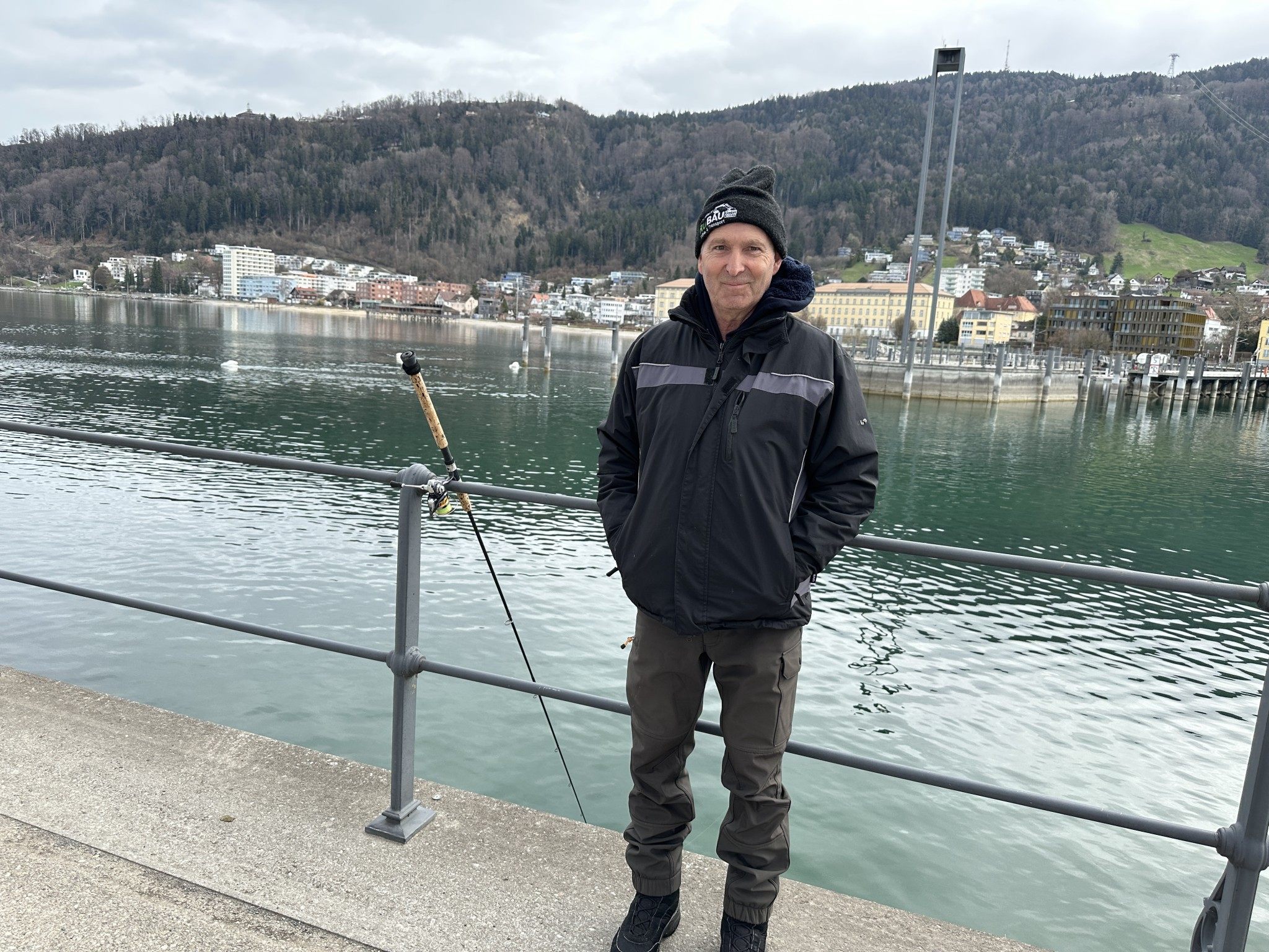 Bruno Delfauro mit seiner Angel am Molo.