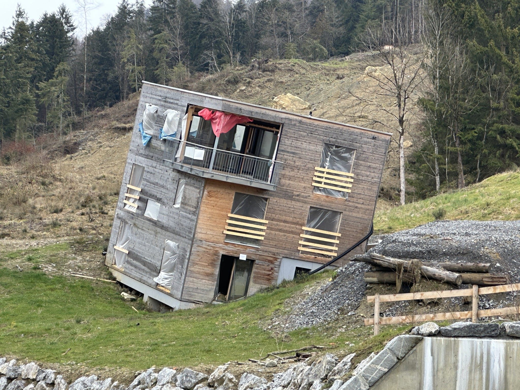 Ein schräg stehendes Haus erinnert an den Hangrutsch.