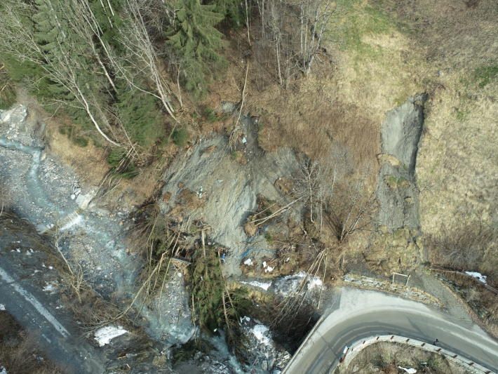 Luftaufnahme eines Hangrutsches im Alpenraum. Extremwetter und starke Niederschläge erhöhen das Risiko für Hangmuren.