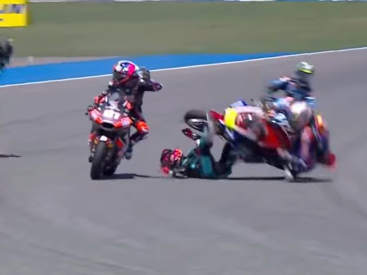 Schwerer Crash von David Alonso beim Moto2-Auftakt in Thailand.