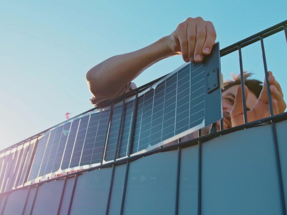 Flexible Solarstreifen für Gartenzäune: Sunbooster VERTICAL verwandelt Zäune in Sonnenkraftwerke.