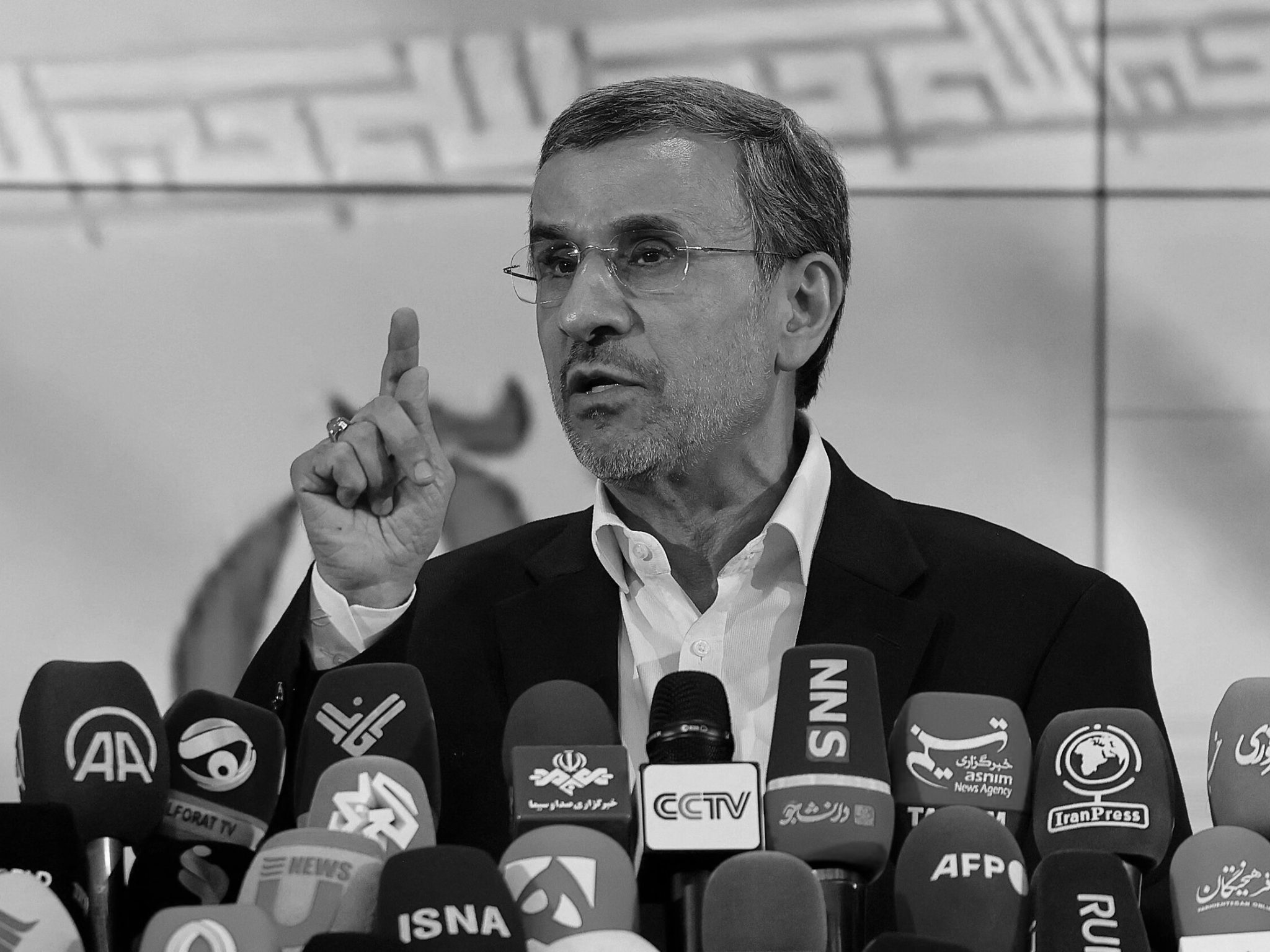 Der frühere iranische Präsident Mahmoud Ahmadinejad ist bei einem Luftangriff in Teheran ums Leben gekommen.