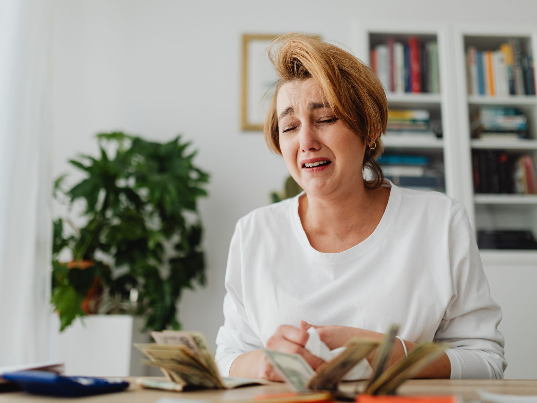 Eine aktuelle Studie zeigt: Frauen nehmen die Teuerung stärker wahr als Männer und reagieren konsequenter mit Sparmaßnahmen.
