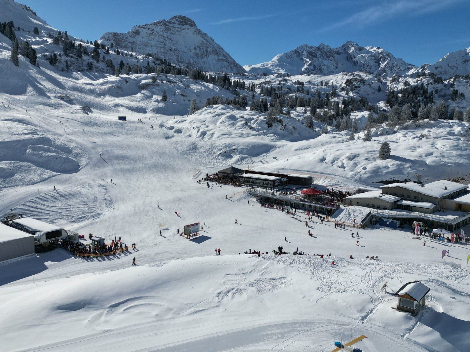 Zwischen Lech und Schröcken startet mit dem „Goldenen Ring“ eine neue, digital begleitete Skirunde.