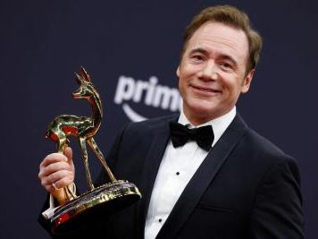 Bei Gastgeber Michael "Bully" Herbig treten zehn Prominente und Comedy-Stars gegeneinander an. Sie versuchen, gegenseitig ihre Lachmuskeln zu adressieren.