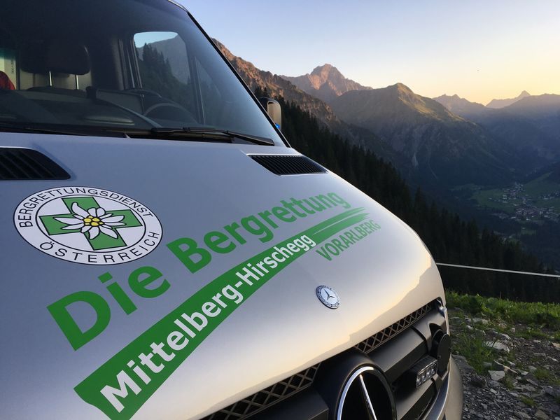 Am Speicherteich Rohrsee oberhalb von Hirschegg ist ein zehnjähriges Mädchen ins Wasser gestürzt.