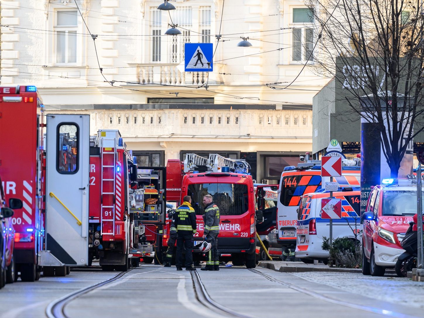 Einsatzkräfte vor Ort in der Wiener Porzellangasse.