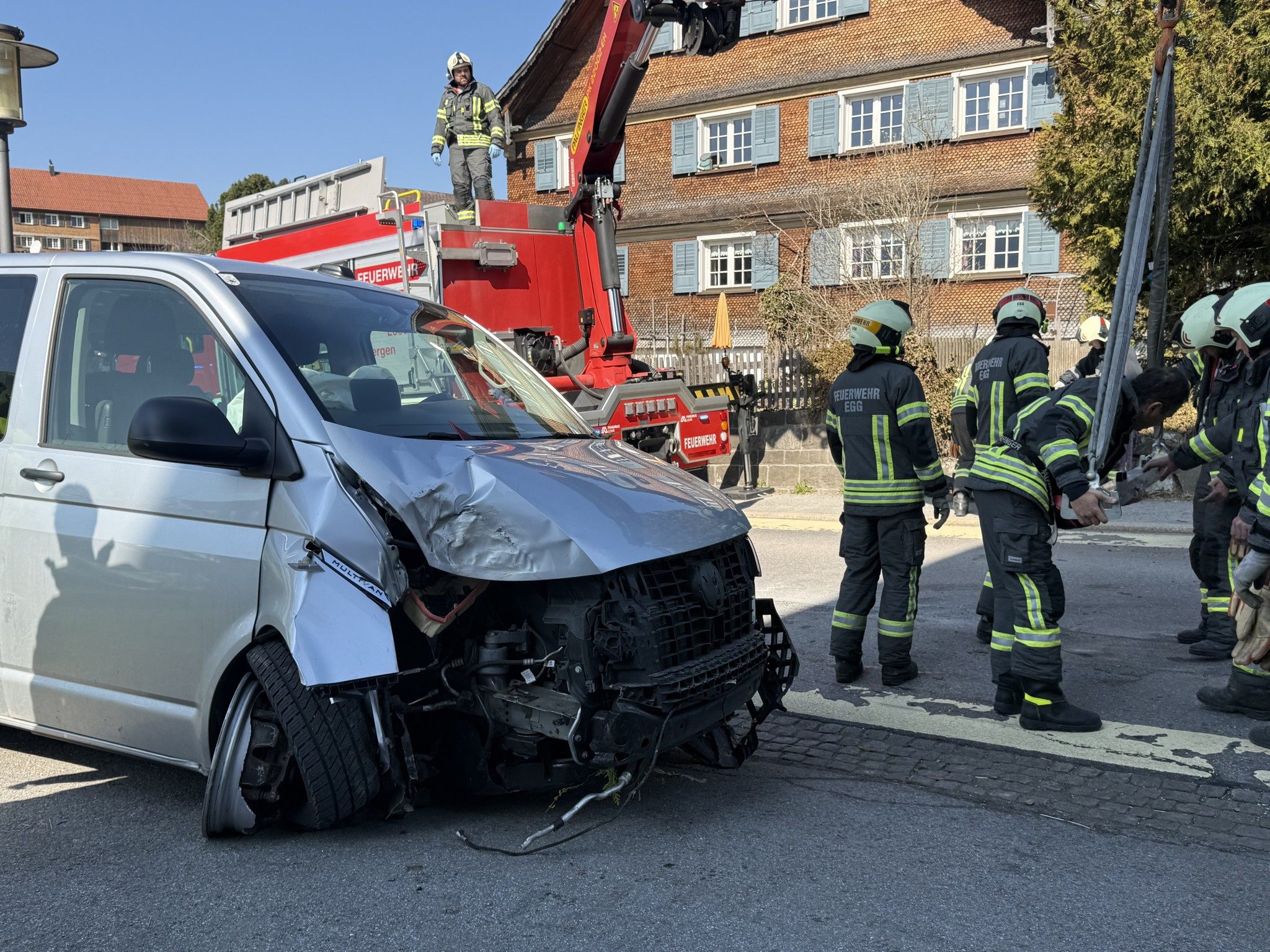 In Egg ist ein 69-jähriger Autofahrer nach Sekundenschlaf von der Straße abgekommen und gegen einen Baum geprallt.