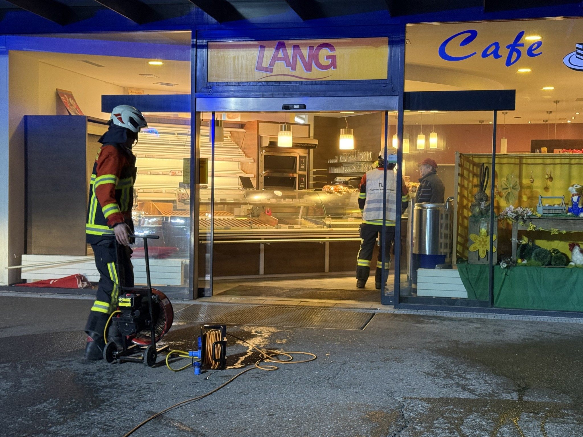 Die Feuerwehr Alberschwende rückte in der Nacht auf Donnerstag zu einer Rauchentwicklung in der Bäckerei Lang aus.