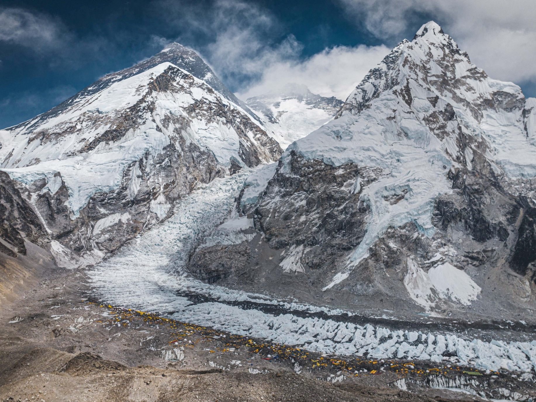 Der Mount Everest ist ein beliebtes Ziel für Touristen und Bergsteiger.