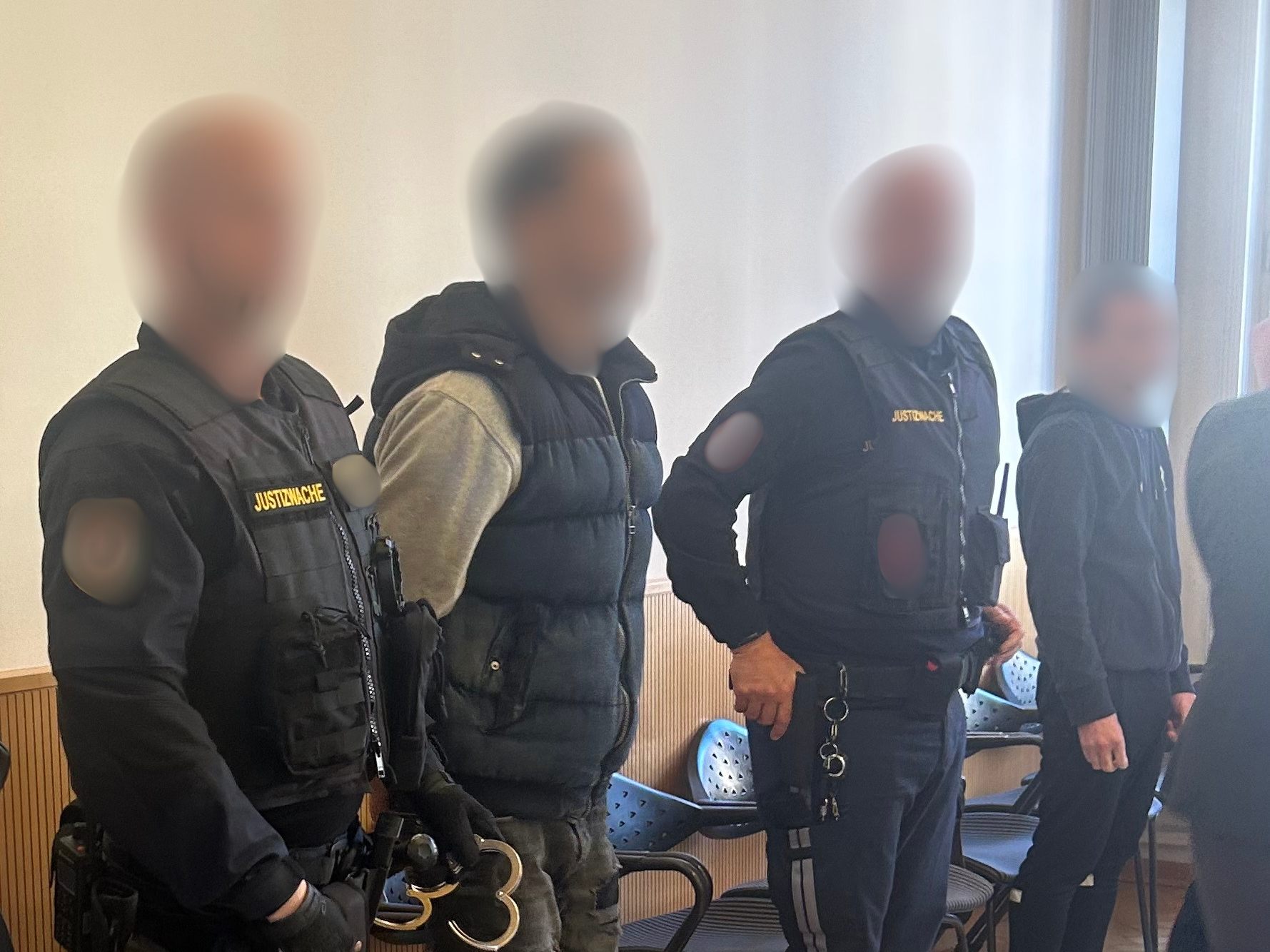 Die beiden Angeklagten sind bereits in Untersuchungshaft.