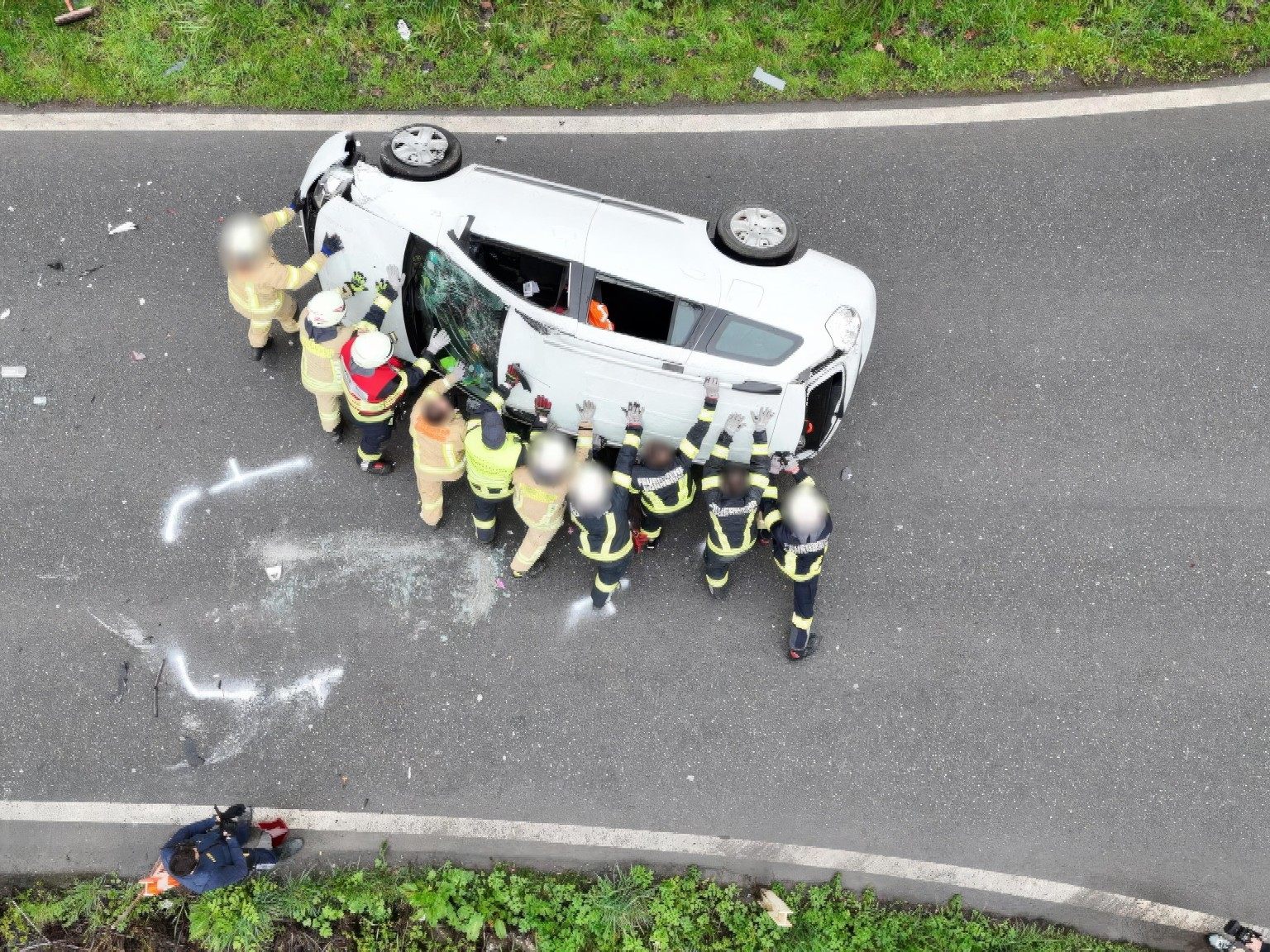 Ein Pkw hat sich in Dornbirn bei der Bushaltestelle Achfurt überschlagen.