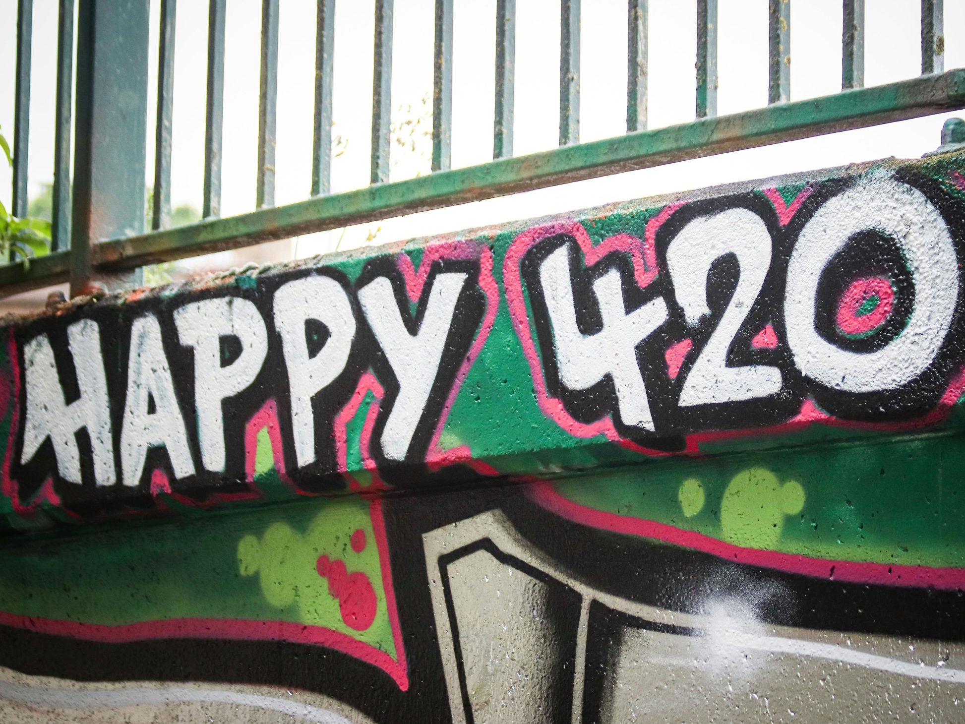 420 (ausgesprochen "four-twenty") ist ein internationaler Code-Begriff der Cannabis-Kultur, der für den Konsum, die Kultur und den 20. April als inoffiziellen Feiertag steht.