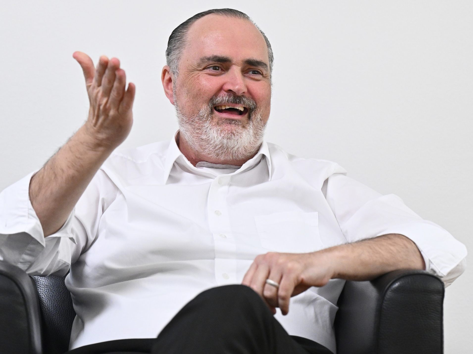 Hans Peter Doskozil wurde in Leipzig eine Stimmprothese eingesetzt.