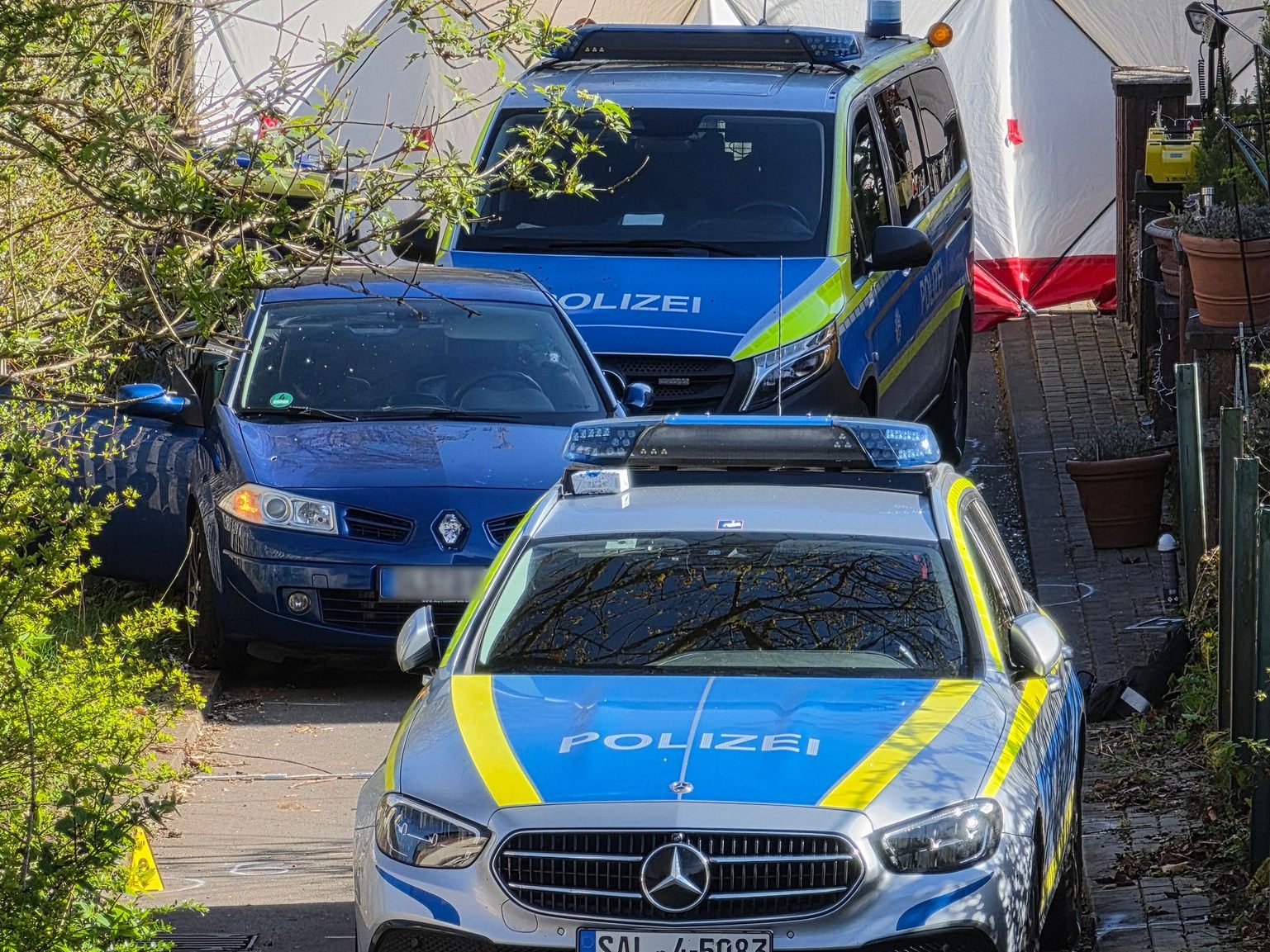 Nach den tödlichen Schüssen der Polizei auf einen 22-Jährigen in Saarbrücken erhebt der Anwalt der Familie schwere Vorwürfe.
