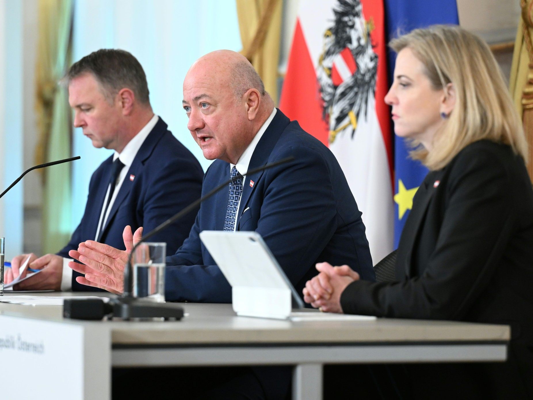 Unter anderem Bundeskanzler Christian Stocker, Vizekanzler Andreas Babler und Außenminsterin Beate Meinl-Reisinger debattieren über das kommende Doppelbudget.