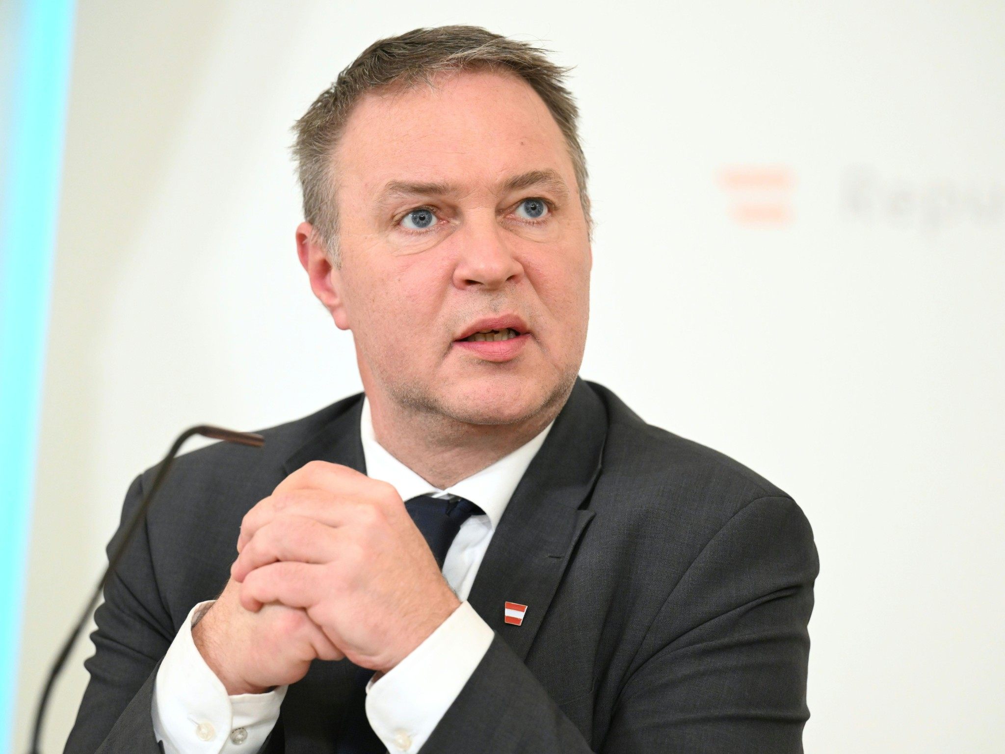 Vizekanzler Andreas Babler lädt zu einem Symposium über Medien und Demokratie.