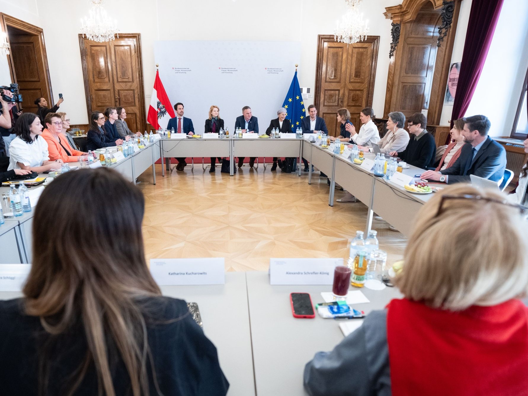 Sexualisierte Deepfakes, Hass und Gewalt gegen Frauen: Die Regierung will jetzt reagieren. Beim Gipfel in Wien wurden konkrete Maßnahmen angekündigt – inklusive Konsequenzen für Plattformen und Täter.