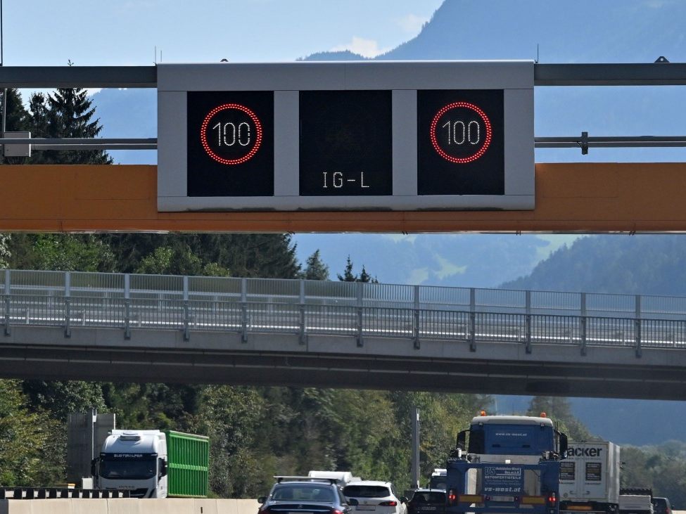 Die Grünen fordern Tempo 100 auf der A14, während andere Parteien dagegen sind.