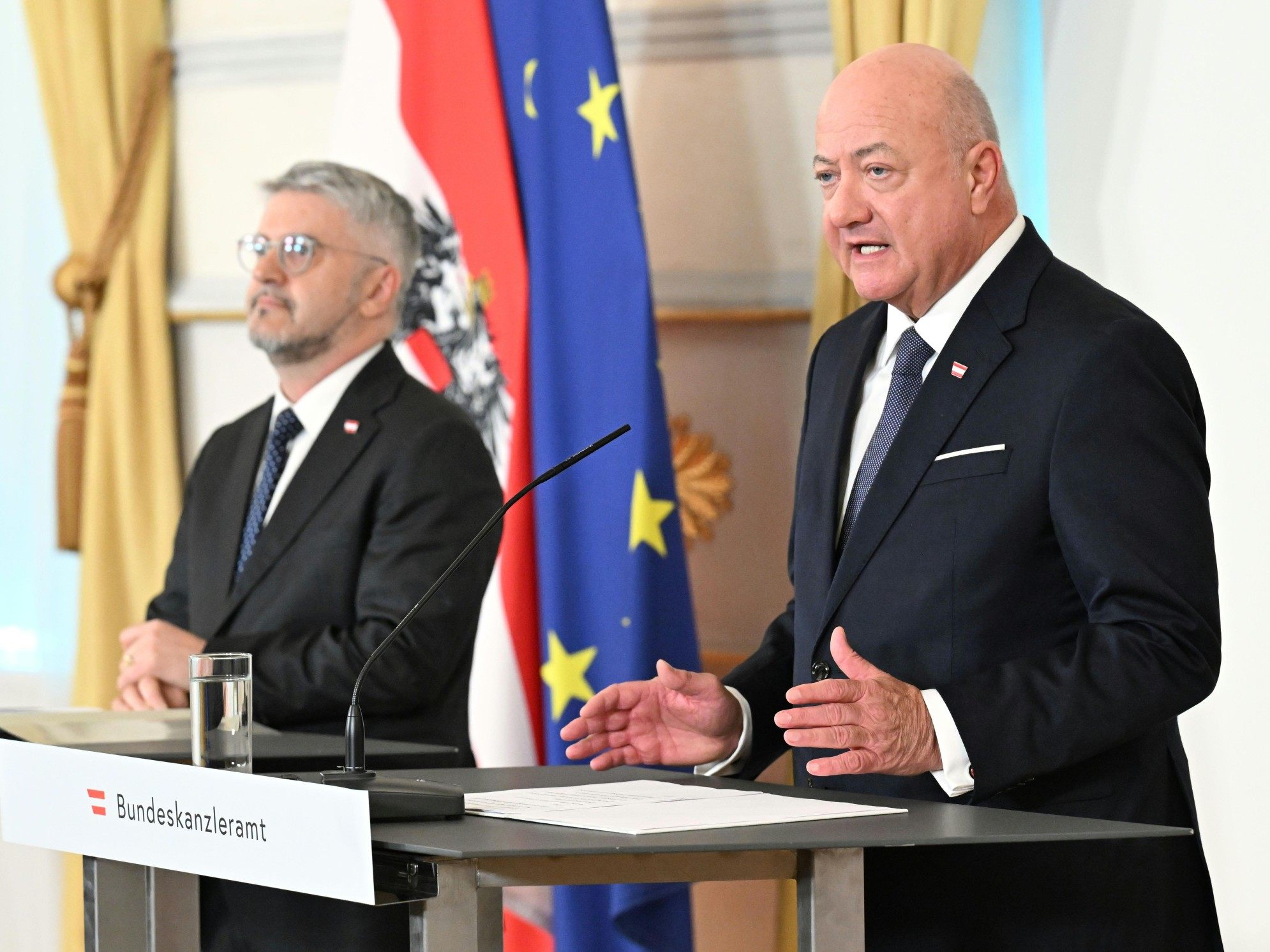 Bundeskanzler Christian Stocker und Sicherheitsberater Peter Vorhofer präsentieren im Bundeskanzleramt das neue Koordinationsgremium zum Iran-Krieg.
