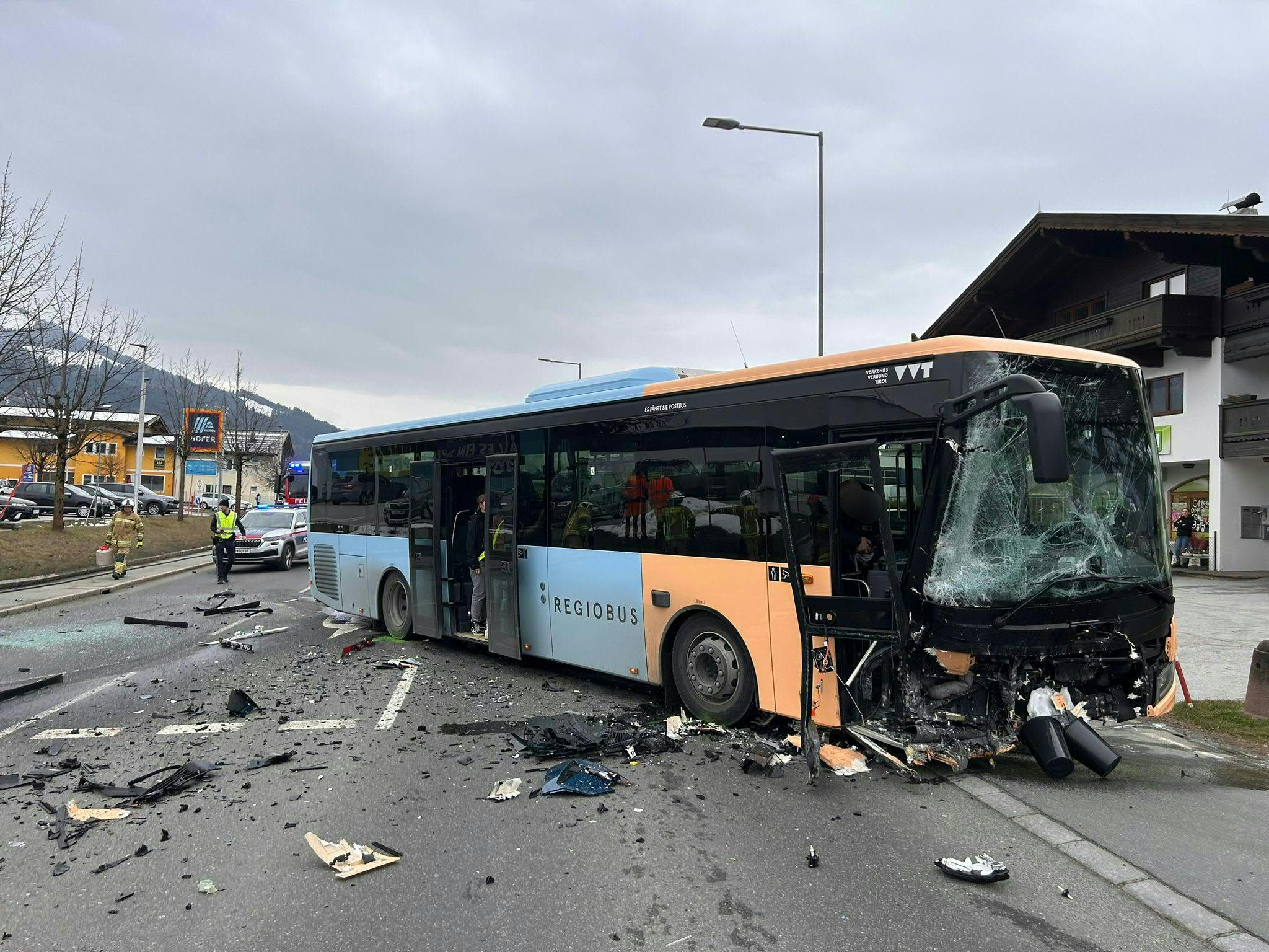 Verkehrsunfall in Tirol fordert mehrere Schwerverletzte.