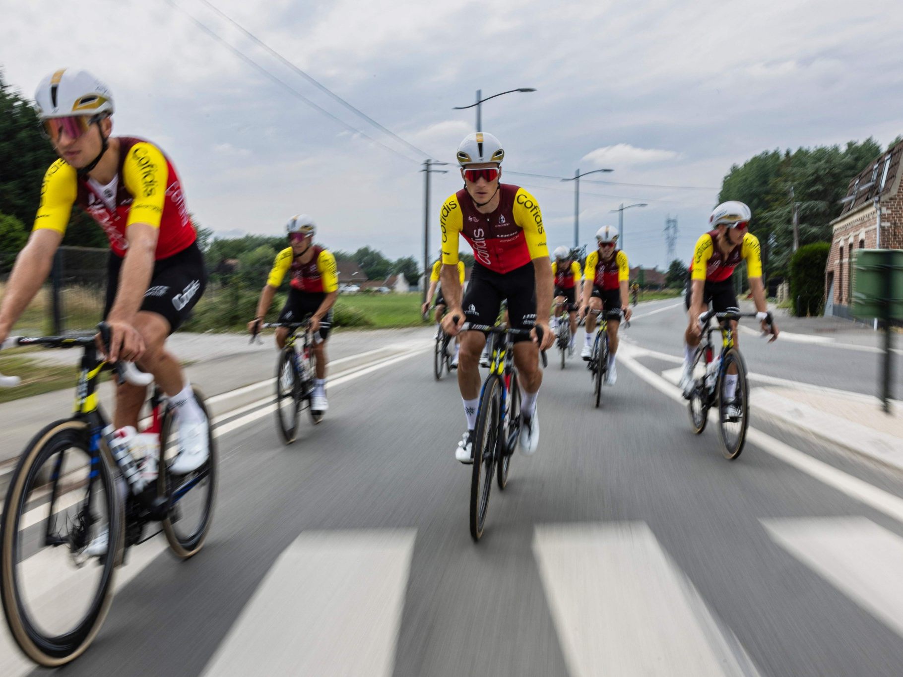 Damien Touze (mitte) mit seinem Team bei der letztjährigen Tour de France.