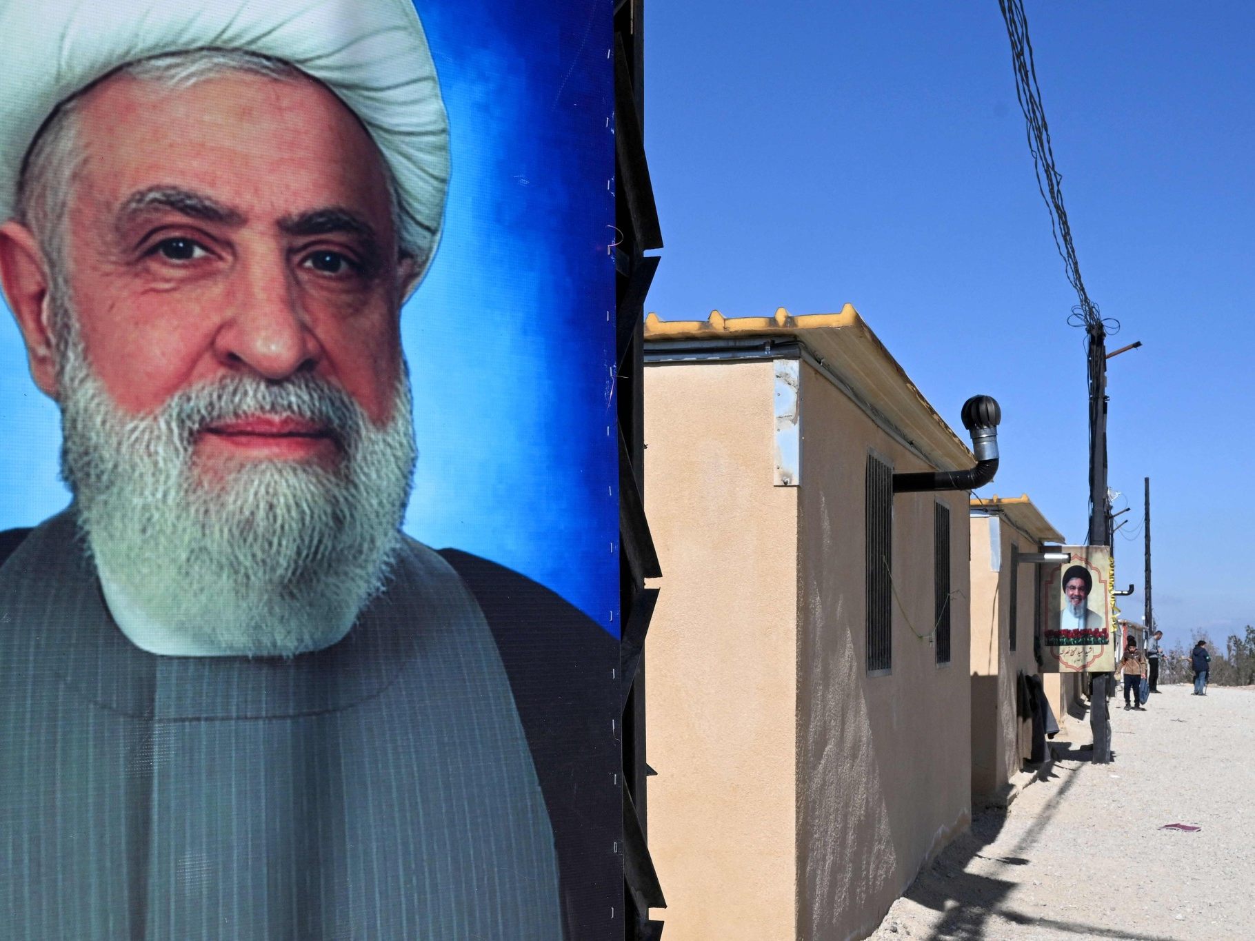 Das Porträt von Hisbollah-Chef Naim Qassem auf einem Poster im Libanon.