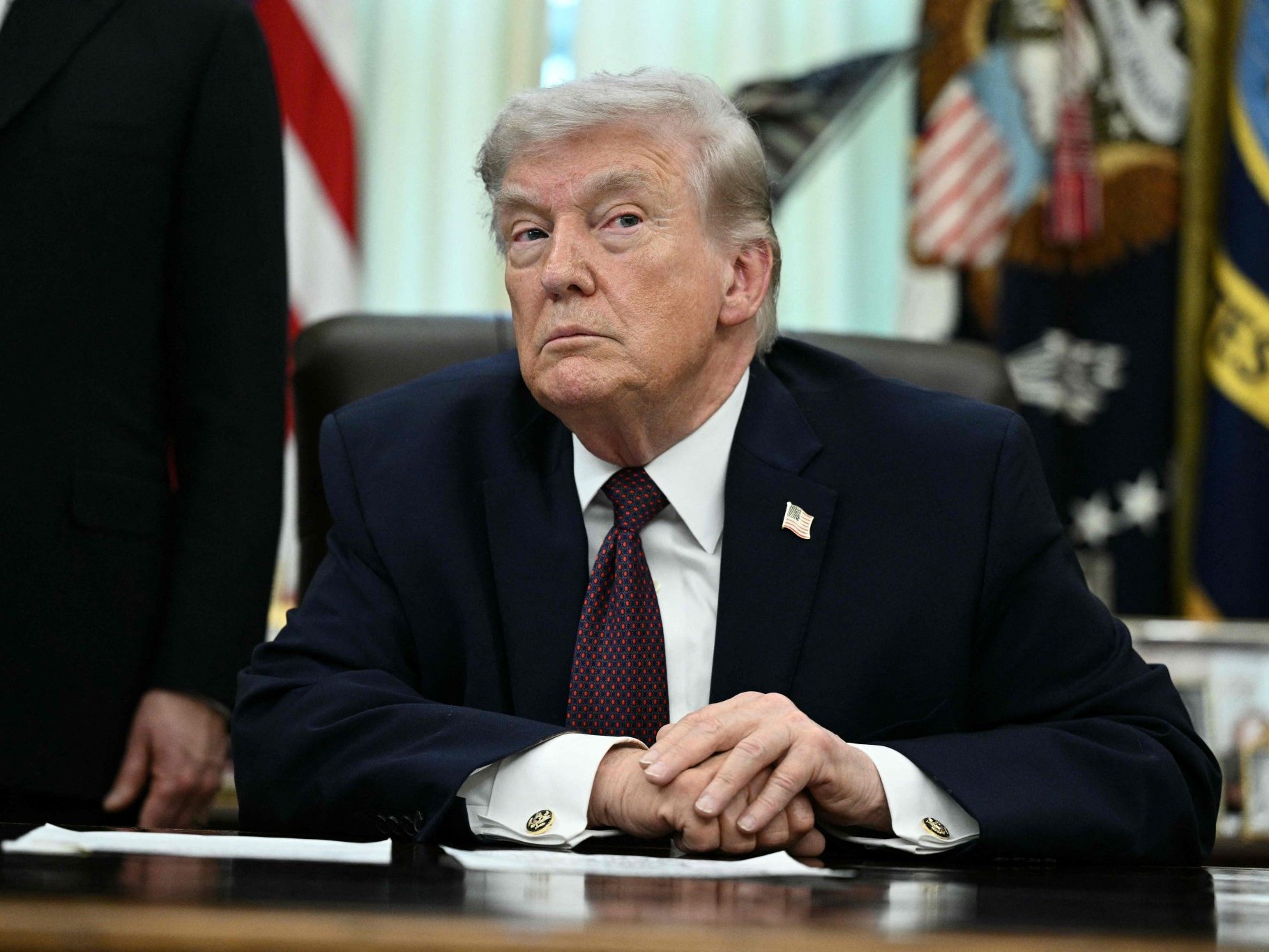 US-Präsident Donald Trump erhöht den Druck auf Europa im Streit um die Straße von Hormuz und droht mit einem Stopp der Waffenlieferungen an die Ukraine.