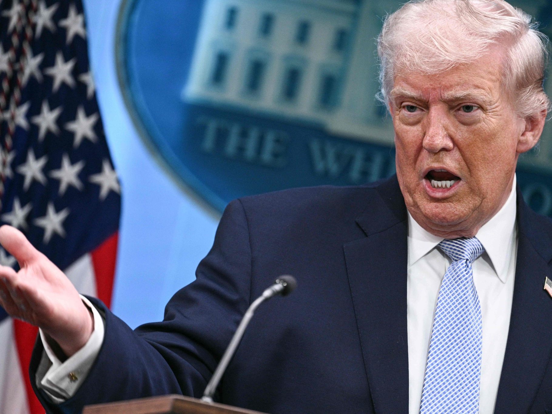 Trump droht Iran vor Gesprächen mit neuen Angriffen.