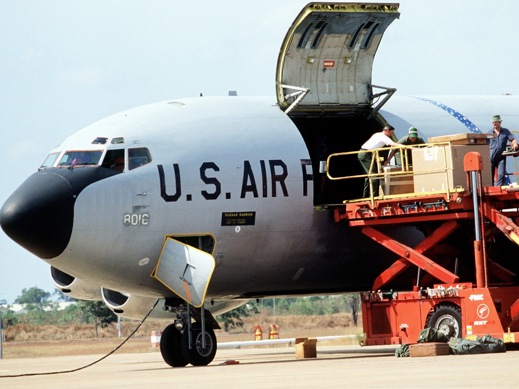 Eine Boeing KC-135A Stratotanker mit offener Cargo-Tür.