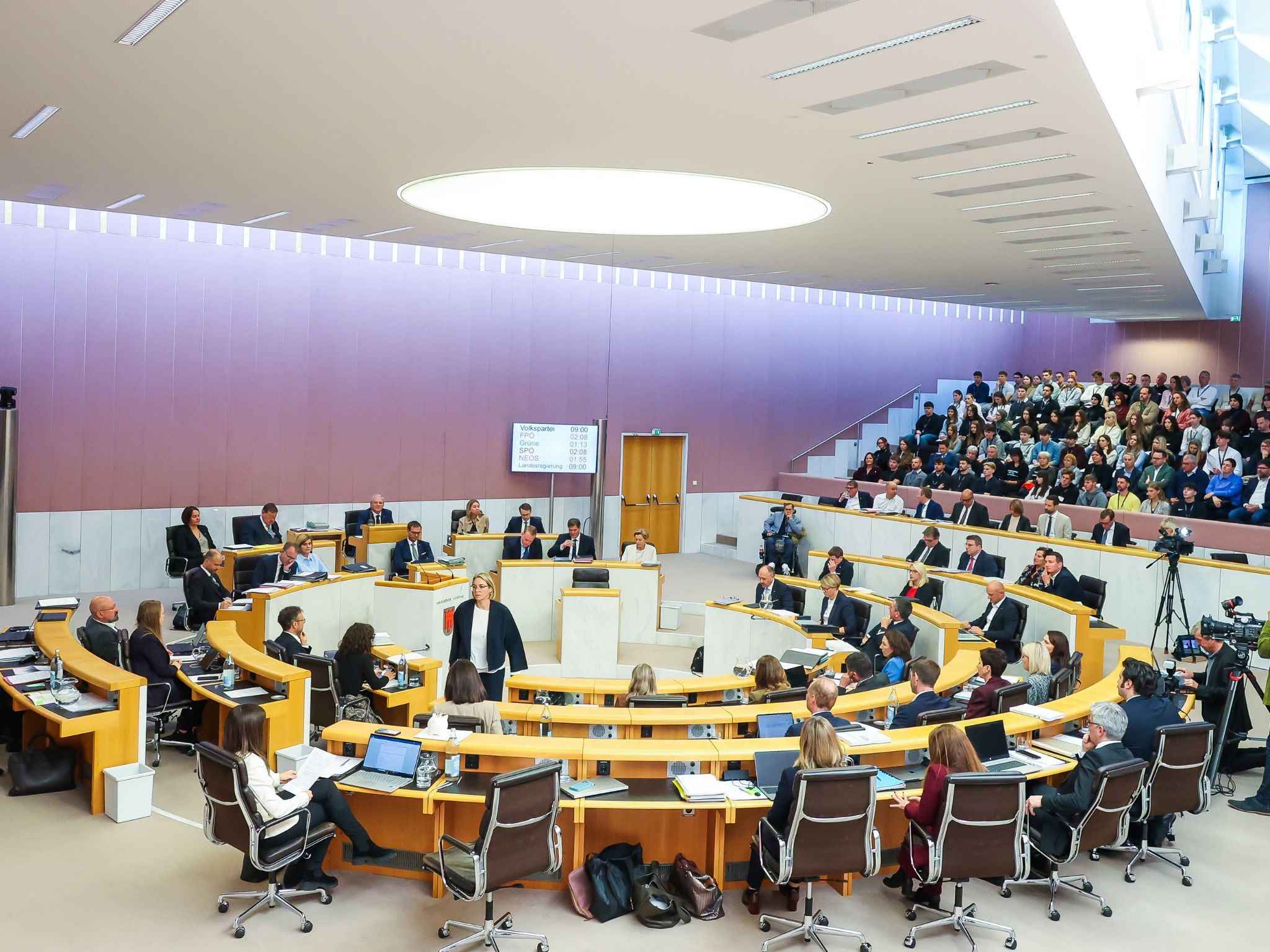Diskussion im Landtag: Es fehle an Strukturreformen - Landesregierung verweist auf Reformagenda, bei der man am Anfang stehe.