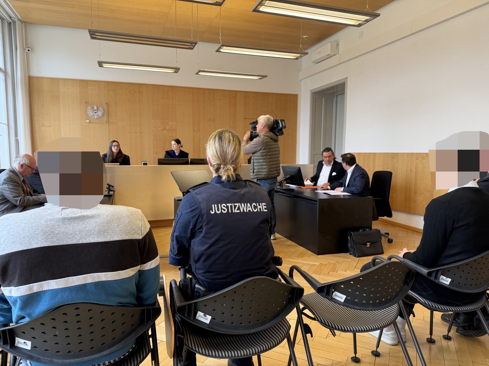 Die Beiden Angeklagten vor dem Schöffengericht