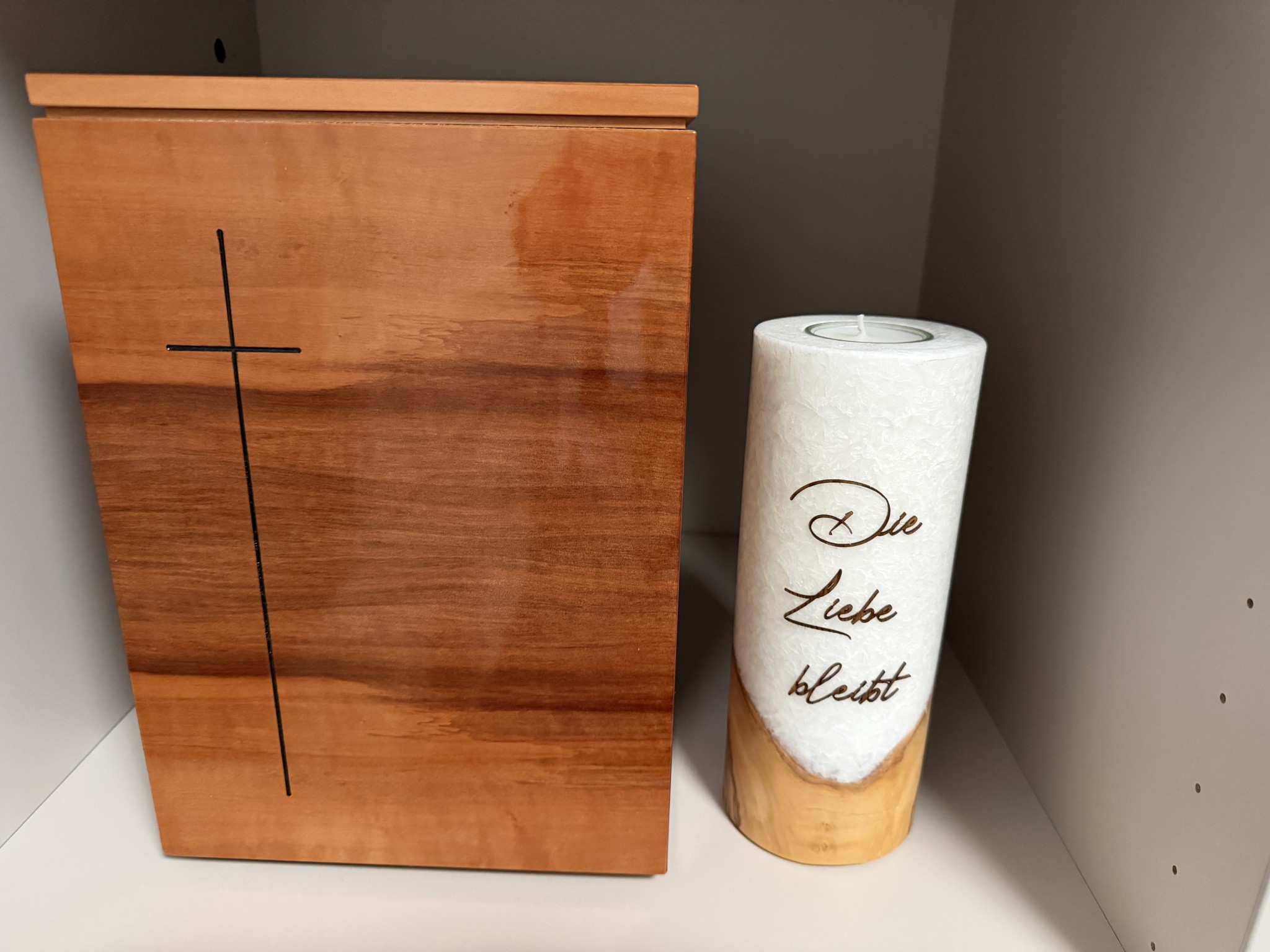 "Die Liebe bleibt", ist auf einer Kerze zu lesen.