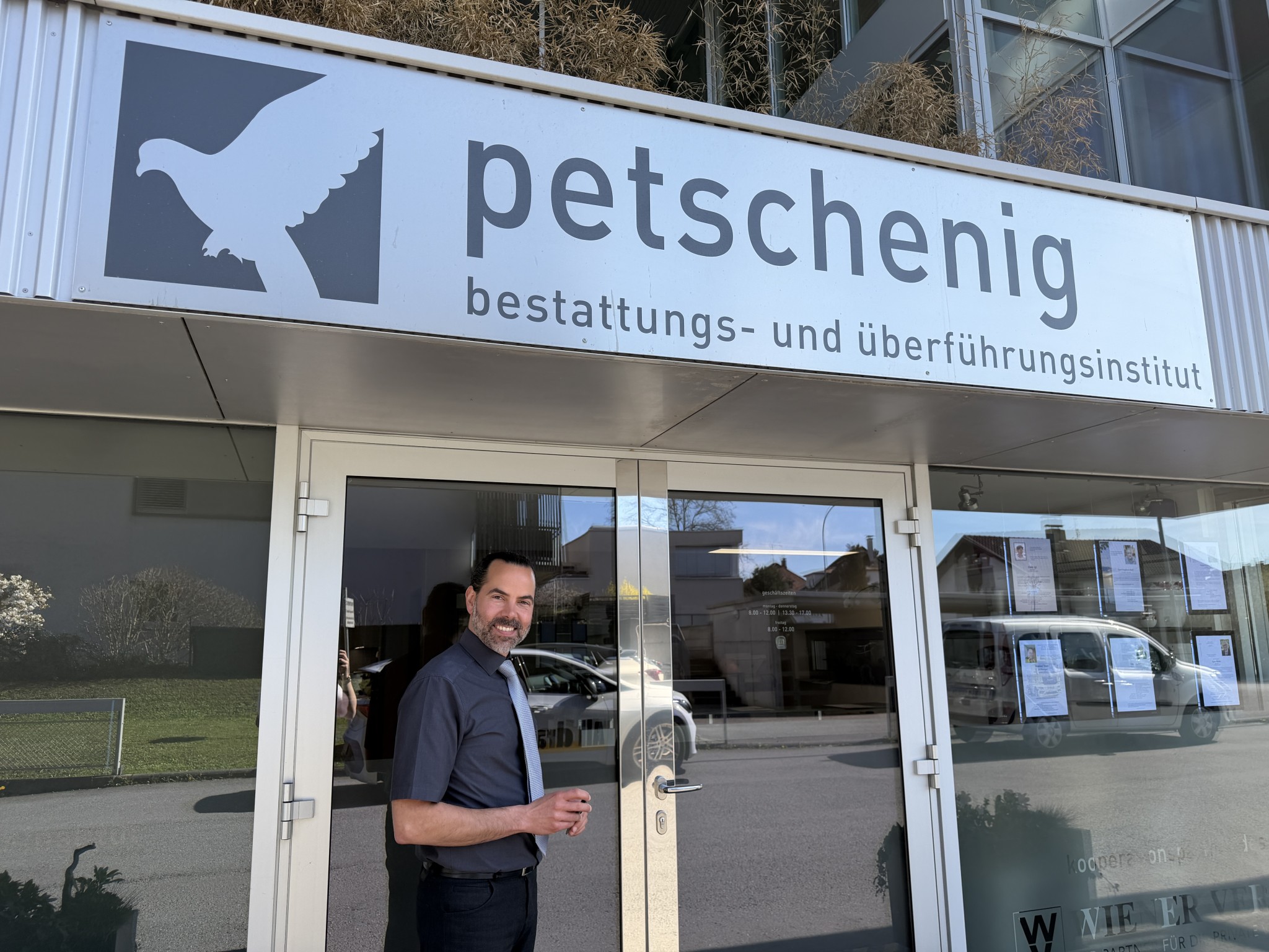 Patrick Kronig vor seinem Arbeitsplatz in Bregenz