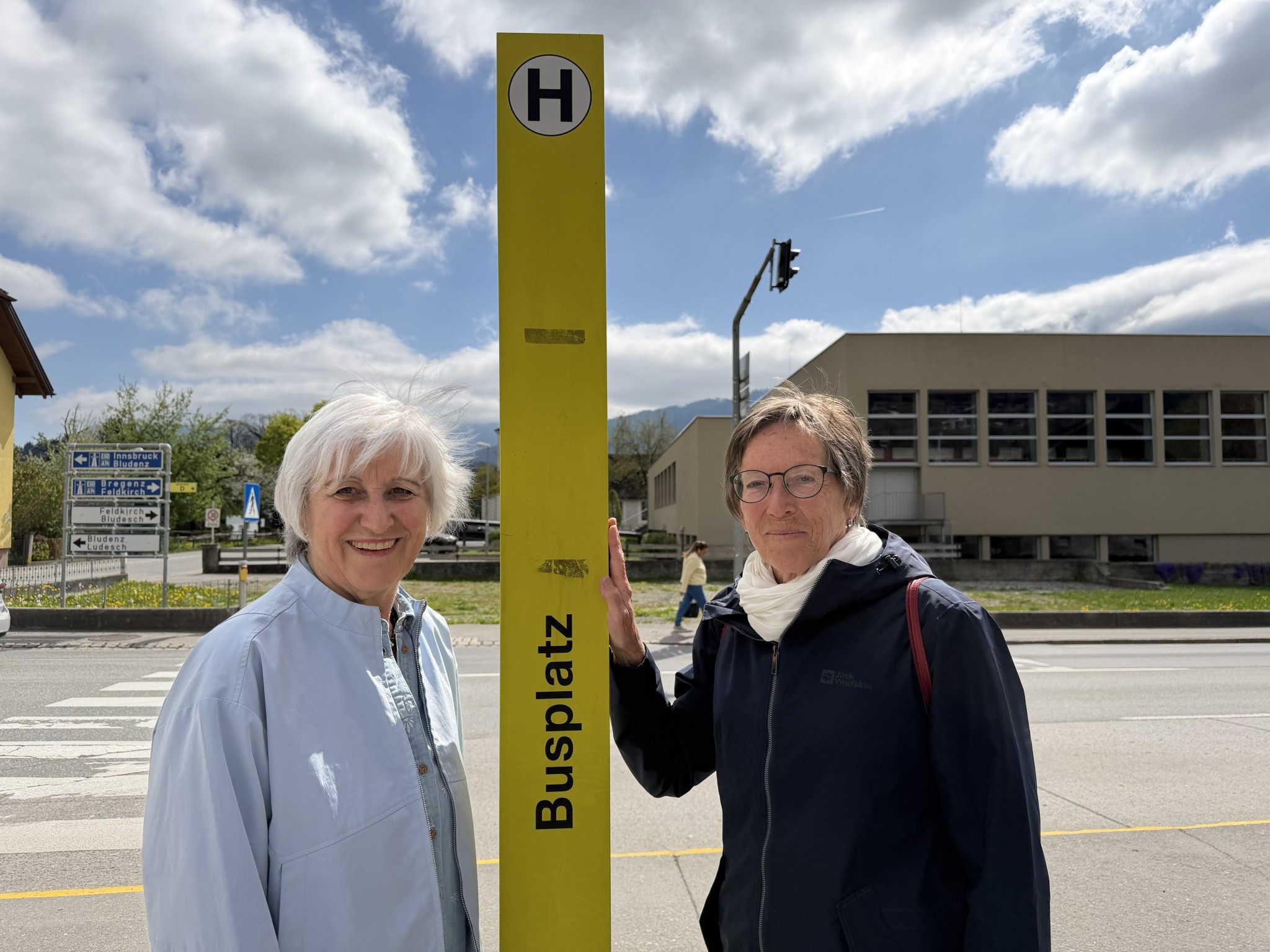Hedwig Bitsche (66) und Heidi Walter (70) an der Bushaltestelle in Thüringen