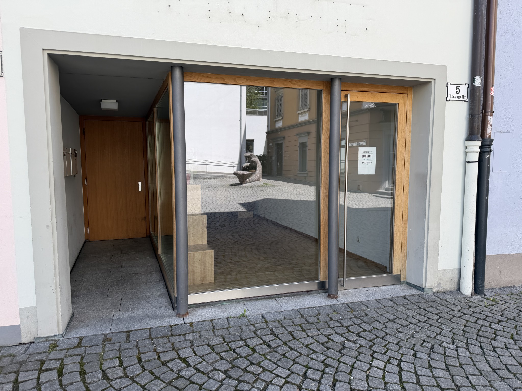 Am Standort des Süßwarengeschäfts "Naschkult" eröffnet in Kürze ein "Weltladen".