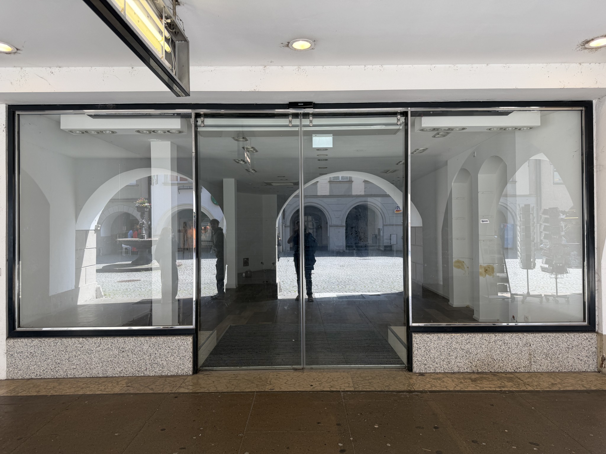 Auch in der Marktgasse steht ein großes Geschäftslokal leer. 