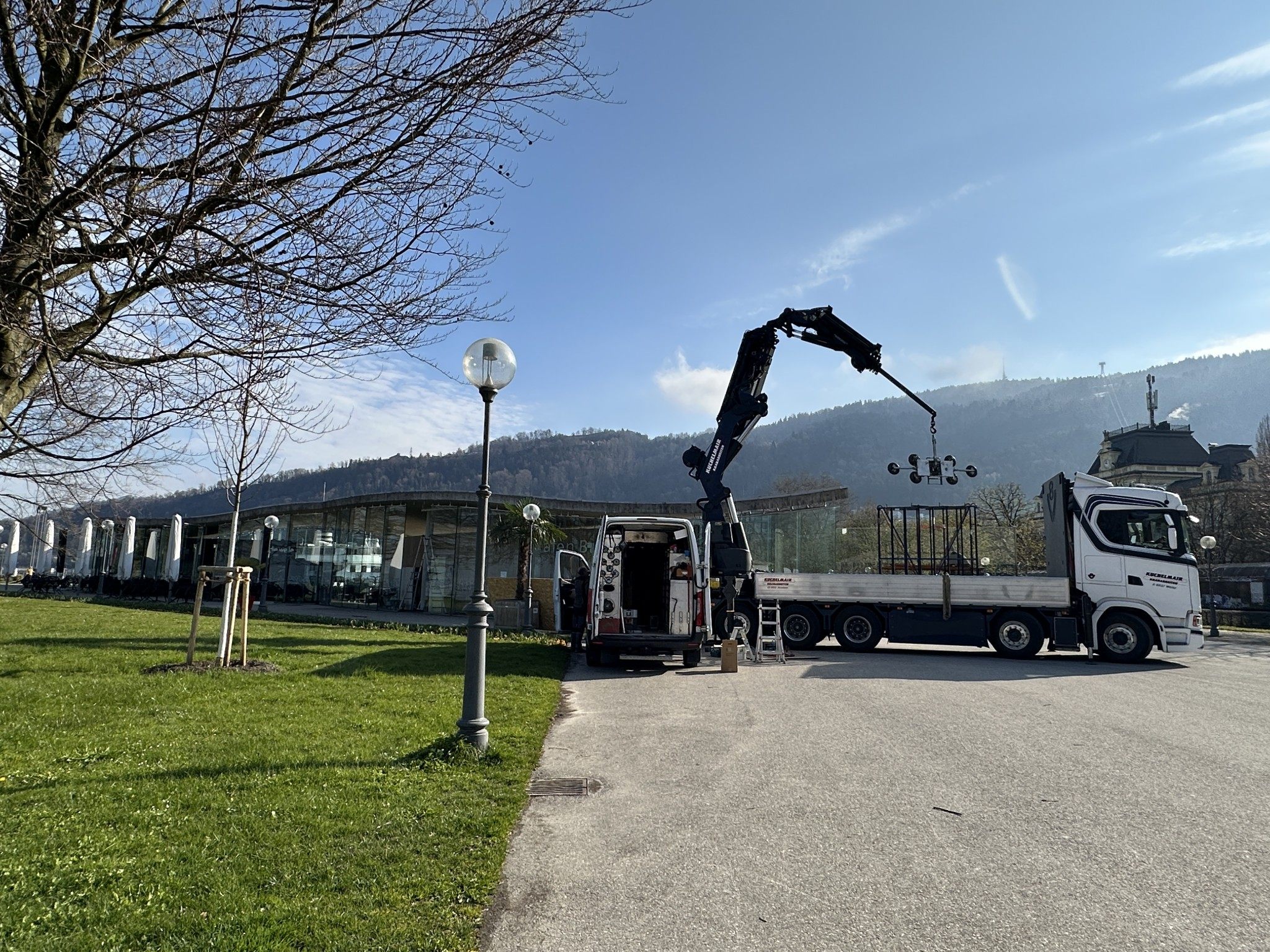 Ein Lkw und Arbeiter vor Ort: Was bei der "Welle" aktuell passiert.