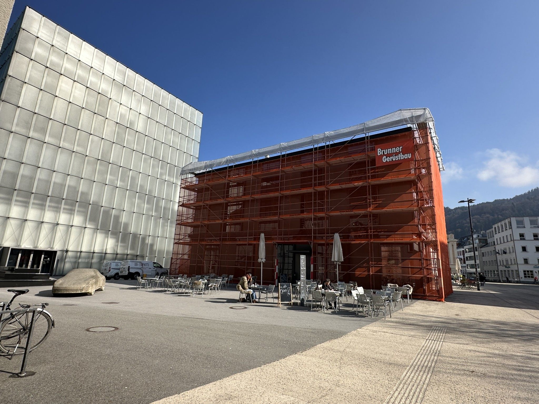 KUB, Betonporsche und orange Verhüllung.