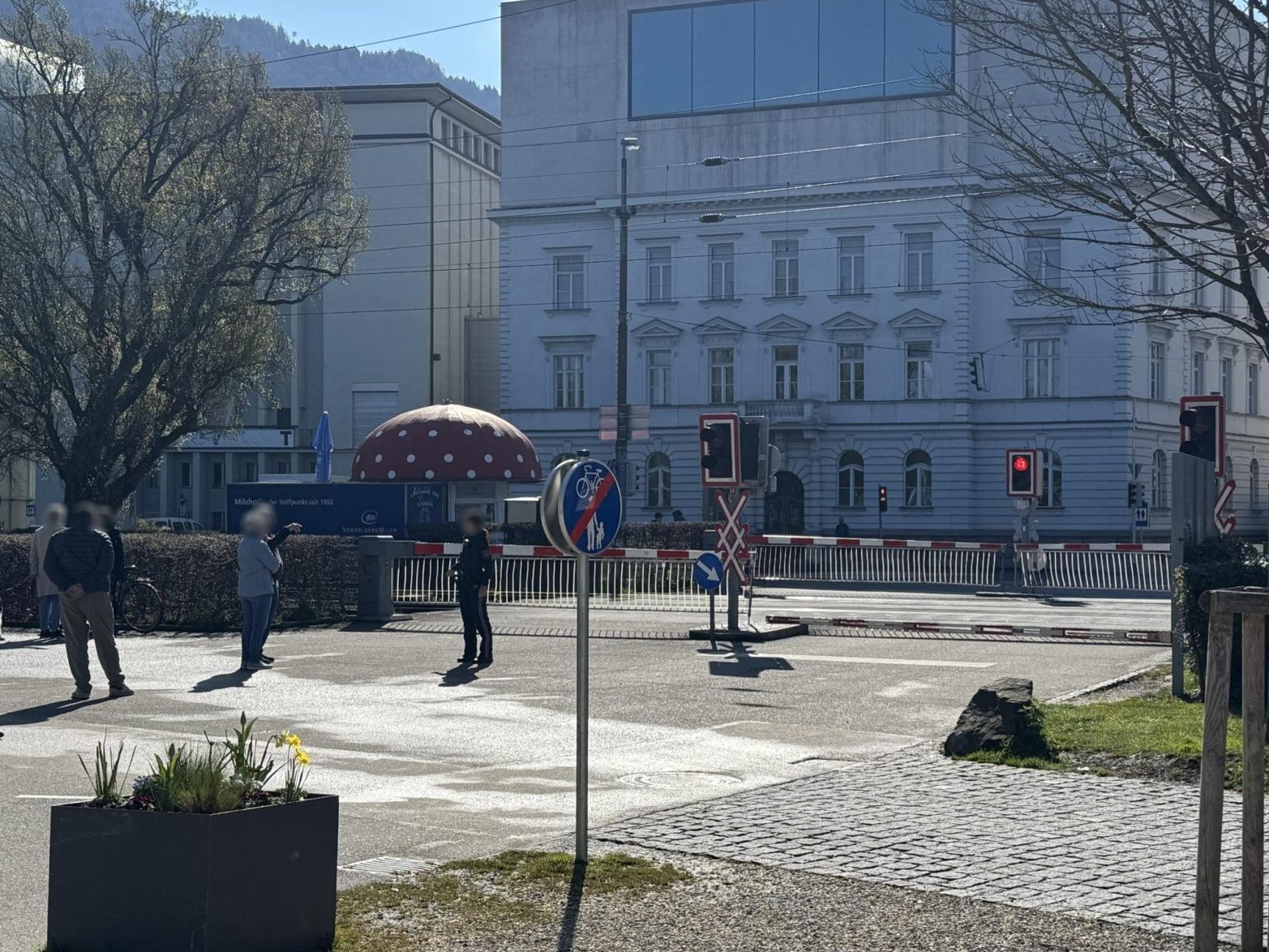 Die Polizei sicherte den Bahnübergang.
