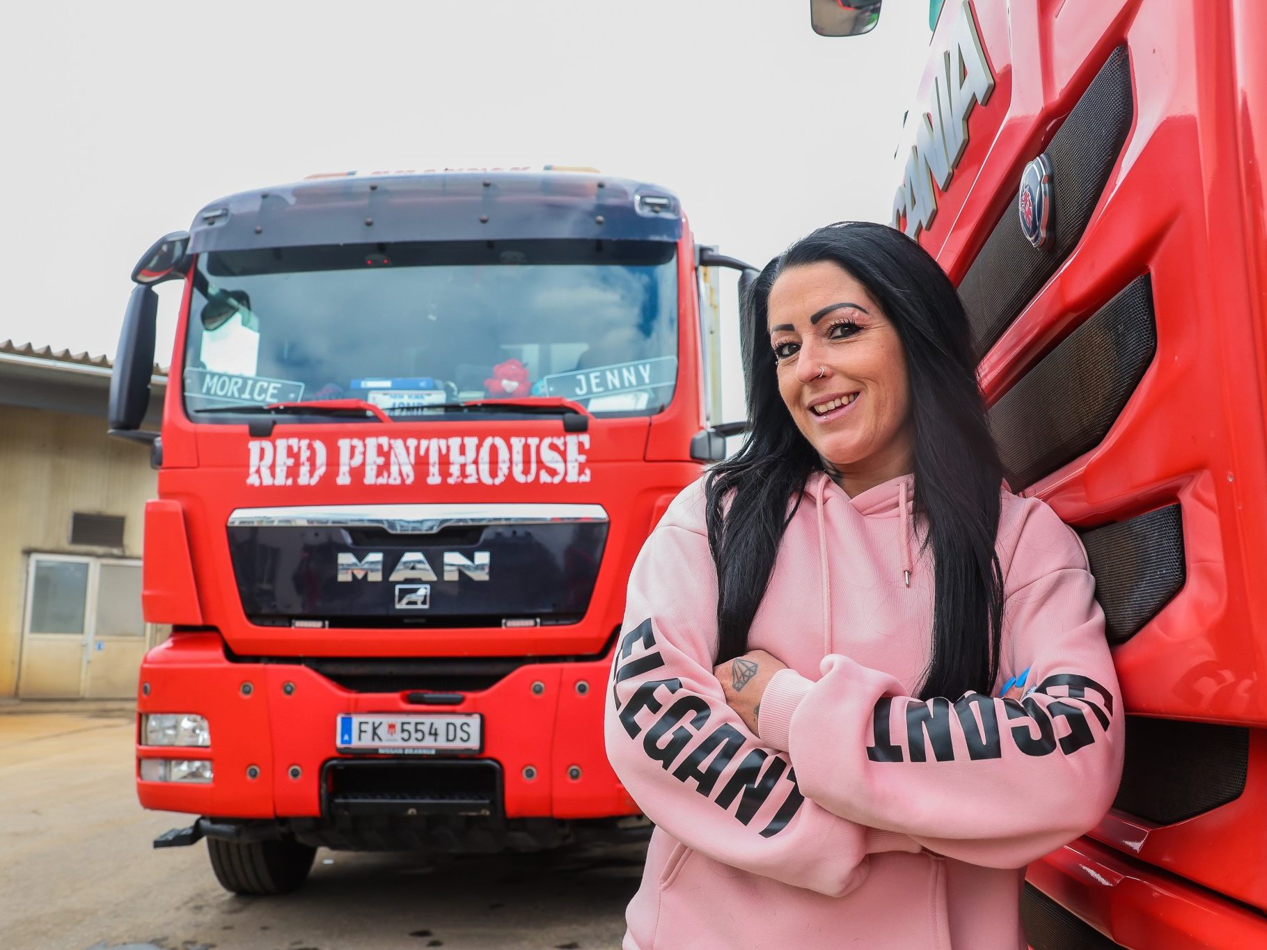 Jenny Homann mit ihrem Müllwagen "Red Penthouse".
