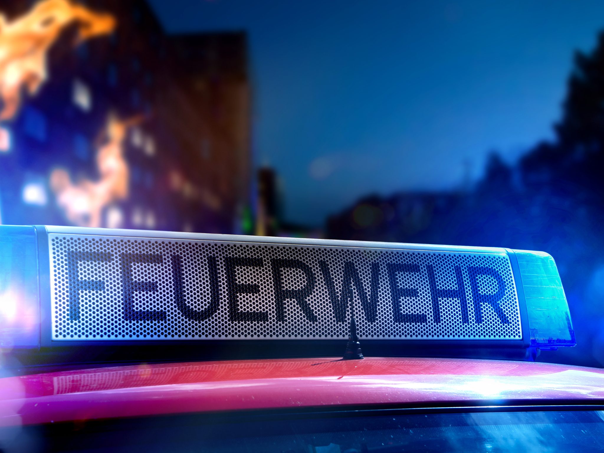 In Lindenberg gerät ein Sofa in Brand, nachdem eine Frau mit Föhn einschläft. (Symbolbild)