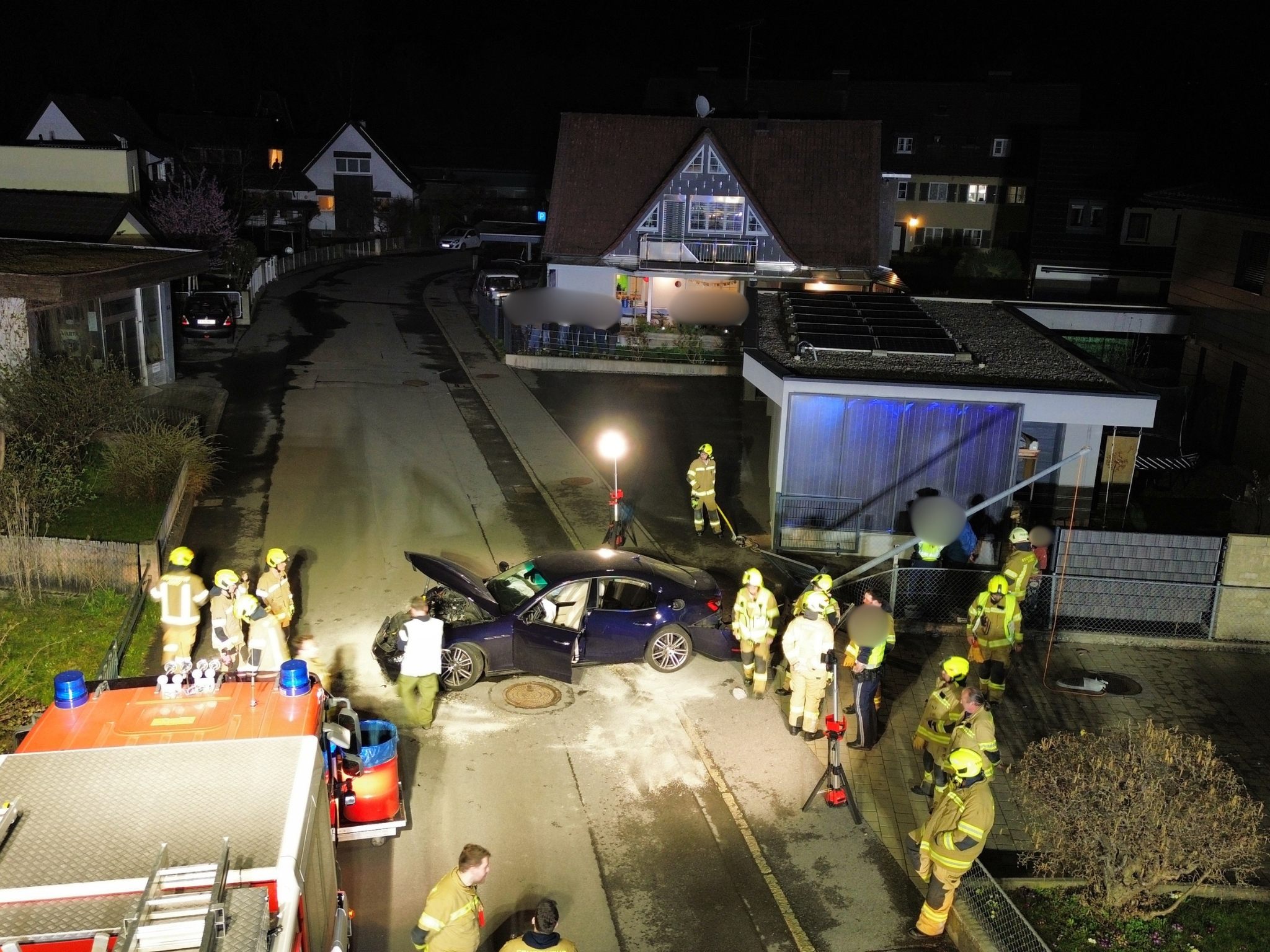 Die Unfallstelle von oben: Der Maserati steht quer in der Fahrbahn.