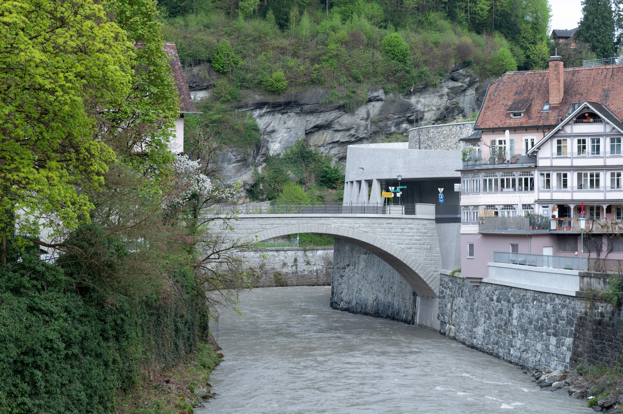 Die Brücke wurde höher gelegt.