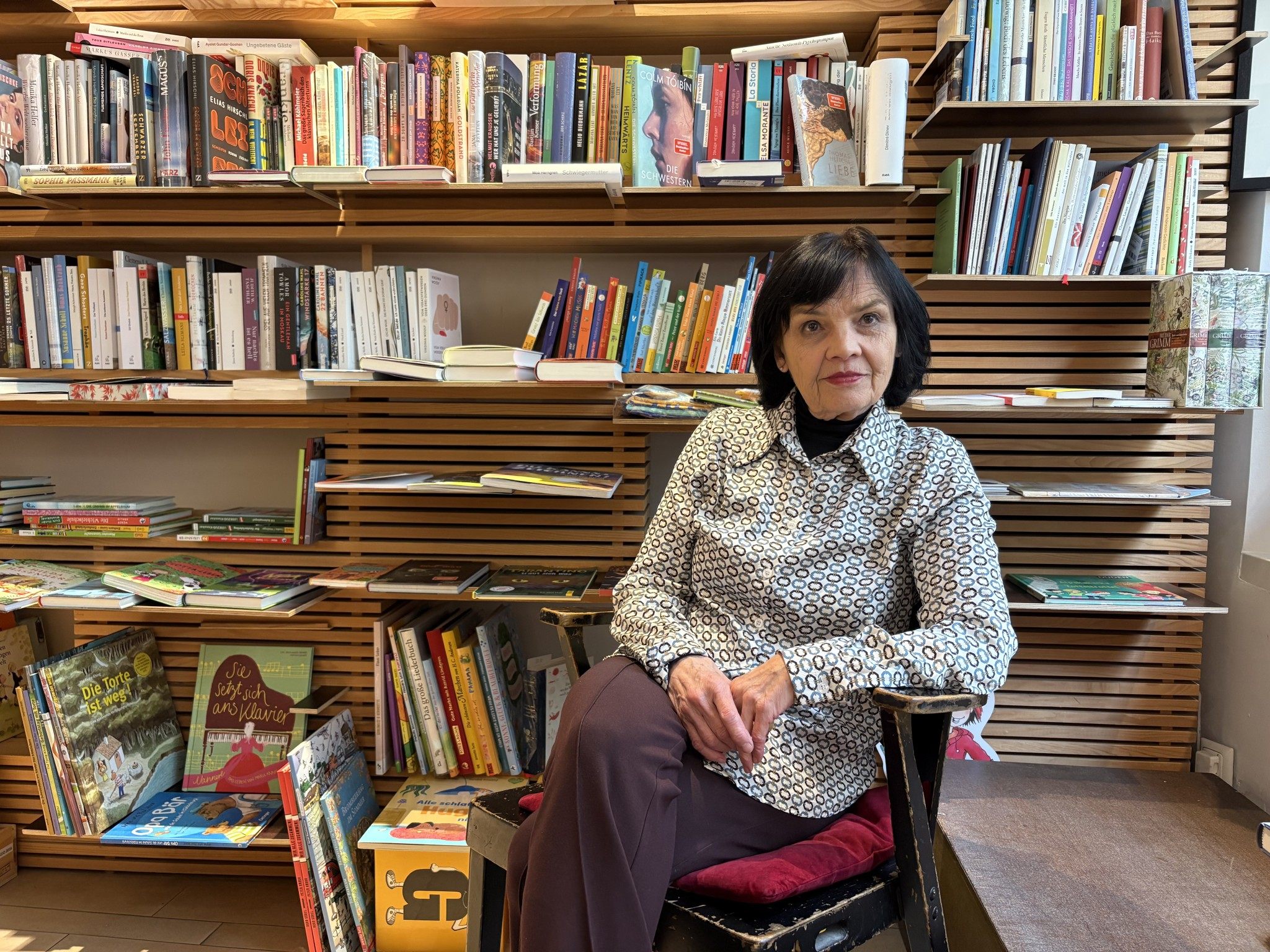 Regina Zink ist stolz auf die Bücherauswahl in ihrem Laden.