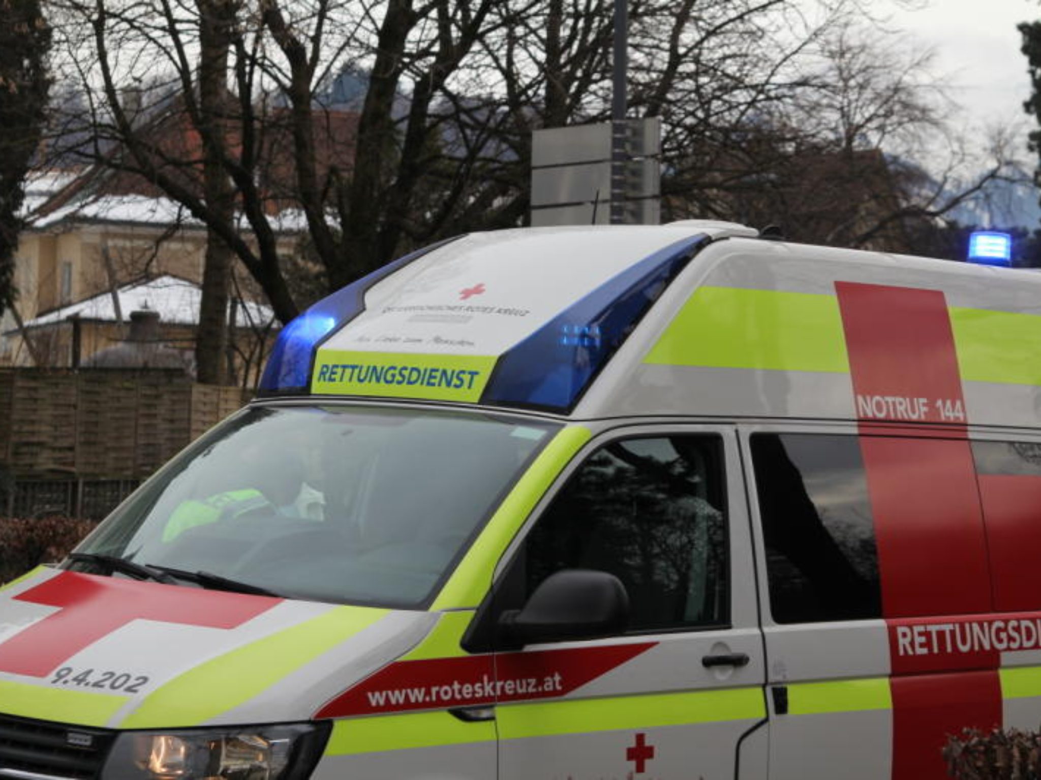 Ein 40-jähriger Arbeiter wurde in Hohenems bei Entladearbeiten von einem Baumstamm eingeklemmt und schwer verletzt.
