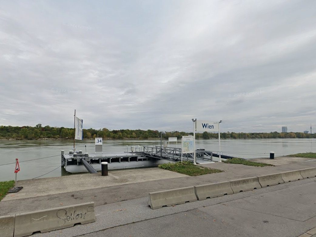 An der Anlegestelle in Nussdorf stürzte die Frau beim einsteigen in auf ein Kreuzfahrtschiff in die Donau.