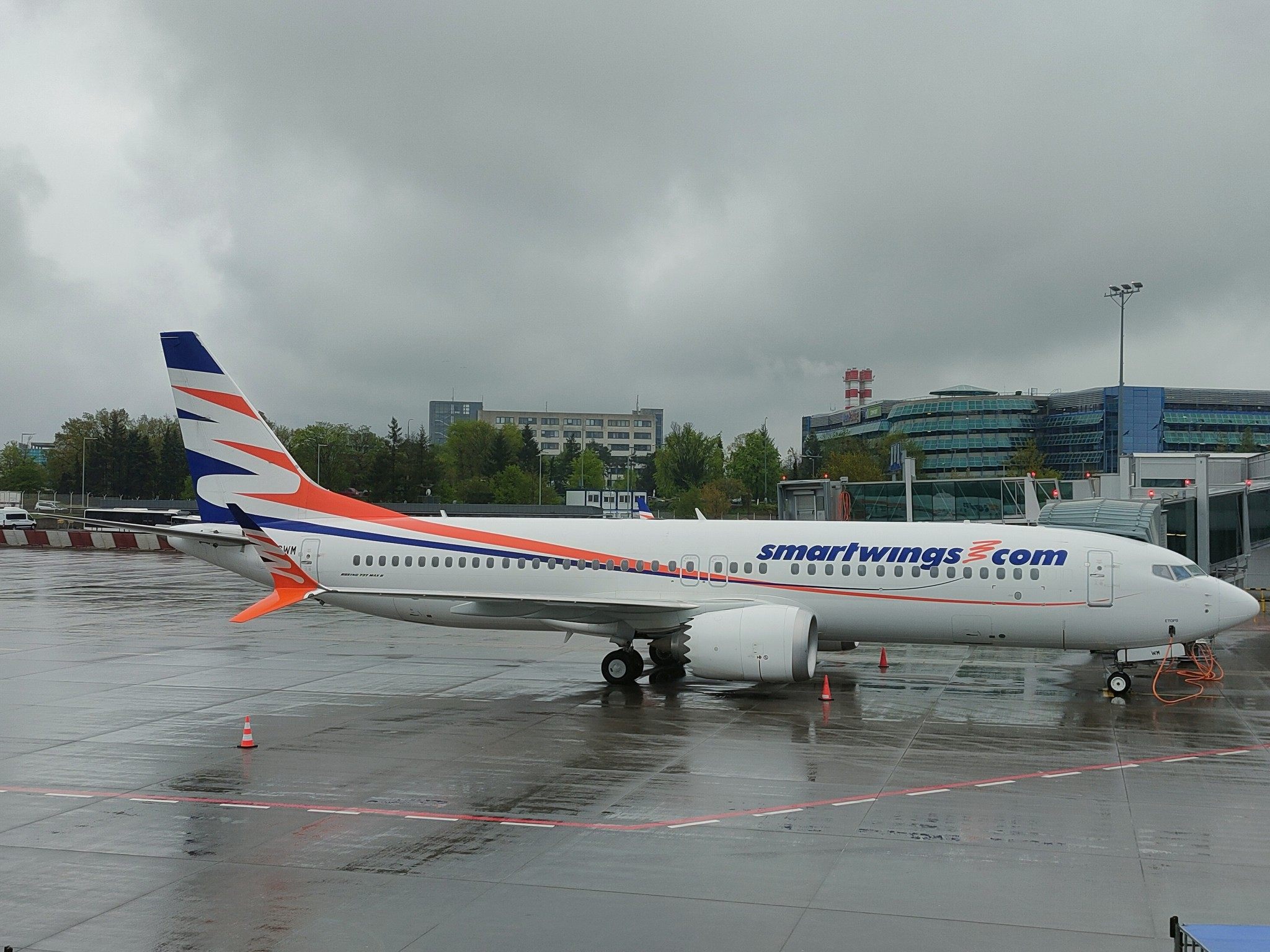 Eine Boeing landet trotz Nachtflugverbot in Zürich.